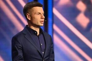 Два часа старенький маленький мужчина рассказывает о Богдане Хмельницком и резиновых попах. Повлияет ли это на поддержку Украины? Нет. Наоборот