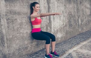 Для правильного виконання вправи потрібно зробити чотири підходи, стоячи біля стіни протягом двох хвилин із перервою на дві хвилини