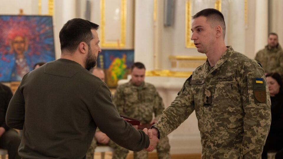 Зеленський нагородив командира підрозділу, який уперше збив "Кинджал"