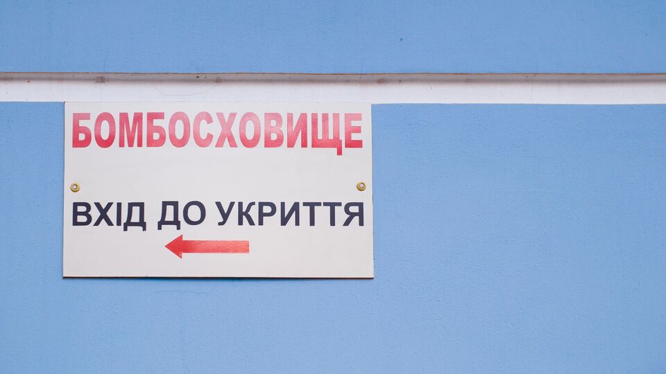 1 червня 2023 року в Деснянському районі Києва внаслідок обстрілу загинуло троє людей через замкнене укриття