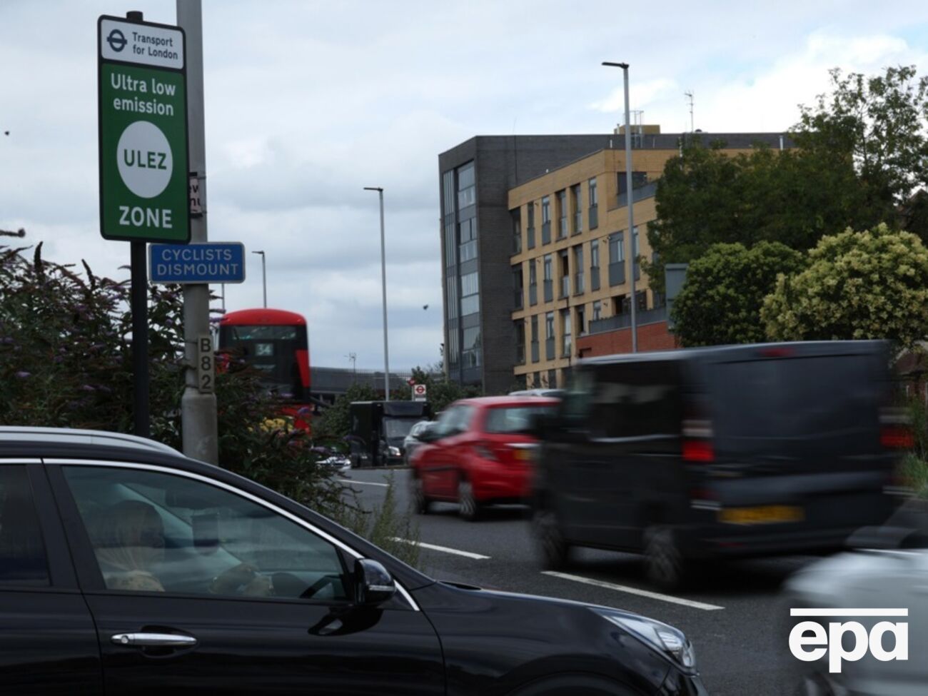 С 15 марта жители Лондона, участвующие в программе Ulez, смогут получить грант на утилизацию и пожертвовать свой автомобиль Украине, отметили в мэрии