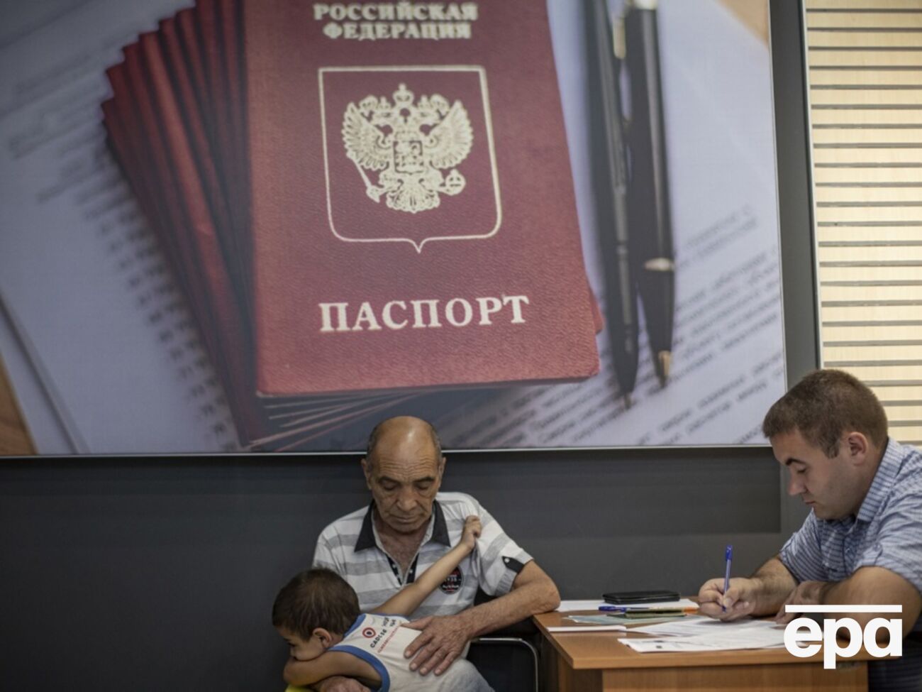 Росіяни змушують українців на окупованих територіях отримувати паспорт РФ