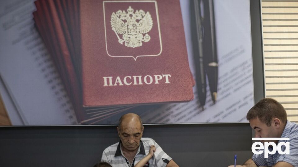 Росіяни змушують українців на окупованих територіях отримувати паспорт РФ