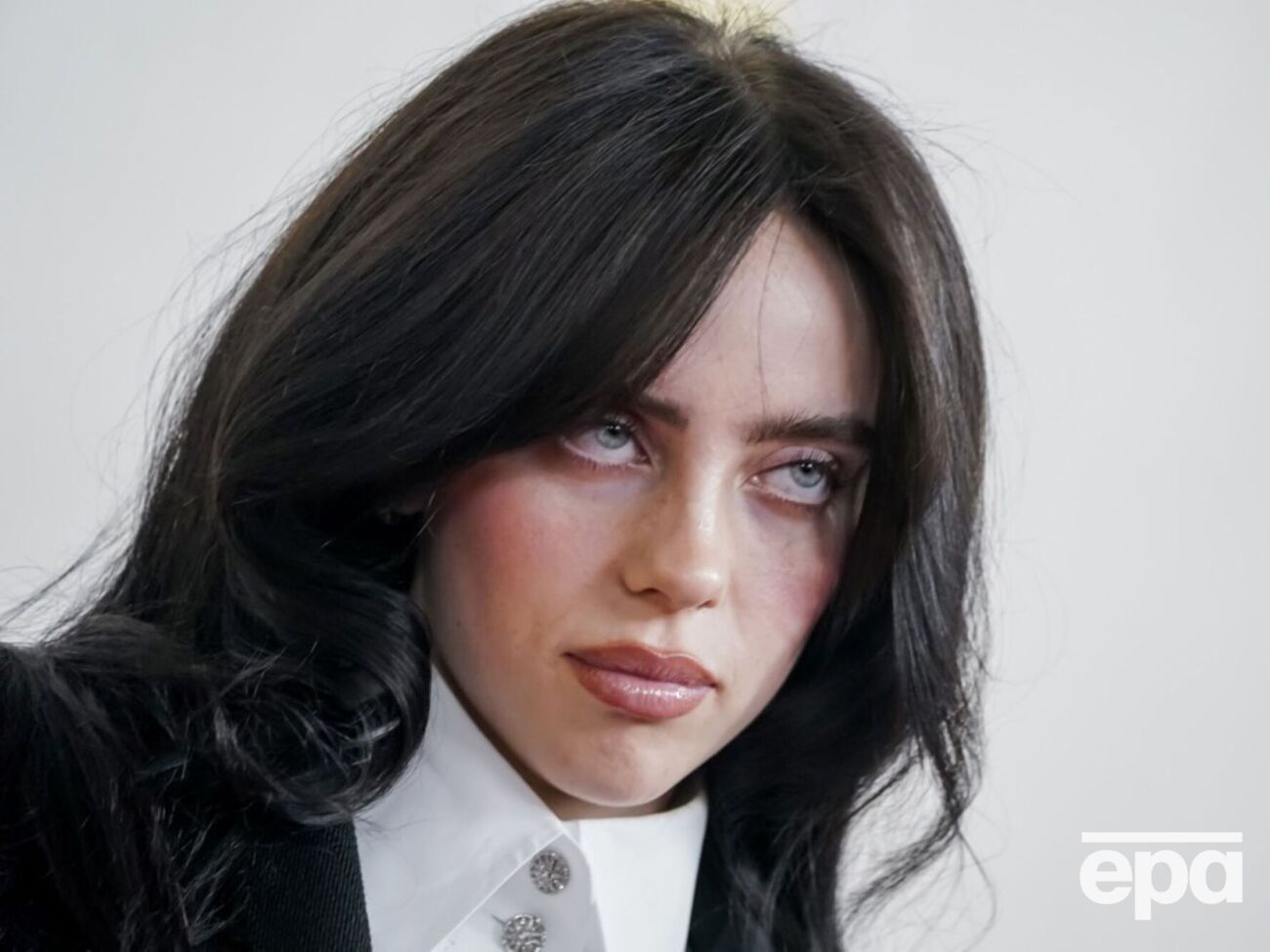 На думку модних оглядачів, Біллі Айліш обрала для церемонії стандартний "образ школярки у стилі ретро"