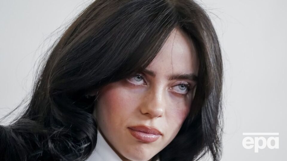 По мнению модных обозревателей, Билли Айлиш выбрала для церемонии стандартный "образ школьницы в стиле ретро"