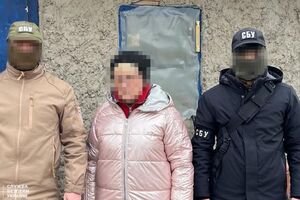 По информации правоохранителей, во время обысков в доме задержанной был обнаружен мобильный телефон с доказательствами преступных действий