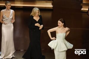 Поднимаясь на сцену, Стоун придерживала руками молнию