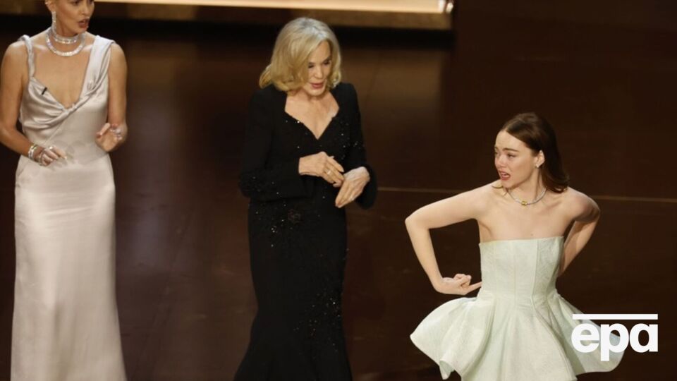 Піднімаючись на сцену, Стоун тримала руками блискавку