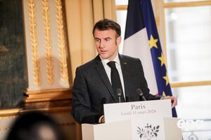 Макрон переніс візит в Україну на тлі напруженості у відносинах із союзниками після його різких заяв стосовно Росії, пише Politico