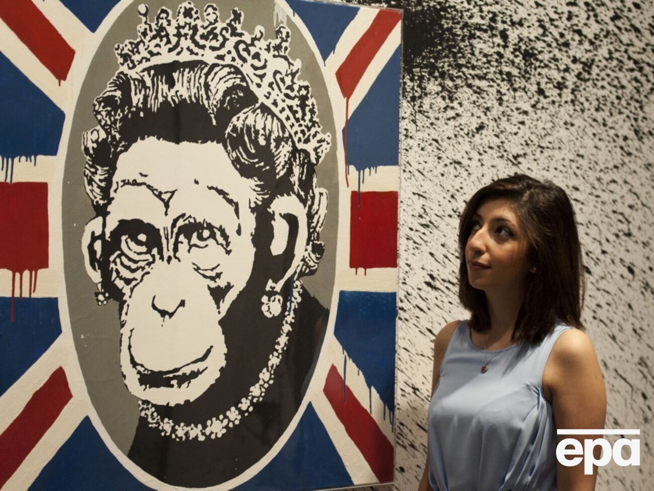 На картине Monkey Queen королева Великобритании Елизавета II изображена в виде украшенной драгоценностями обезьяны