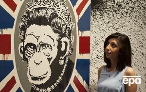 На картине Monkey Queen королева Великобритании Елизавета II изображена в виде украшенной драгоценностями обезьяны