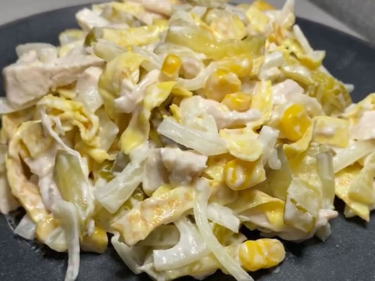 Для салата понадобится маринованный лук