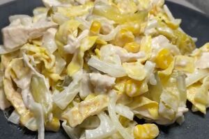 Для салата понадобится маринованный лук
