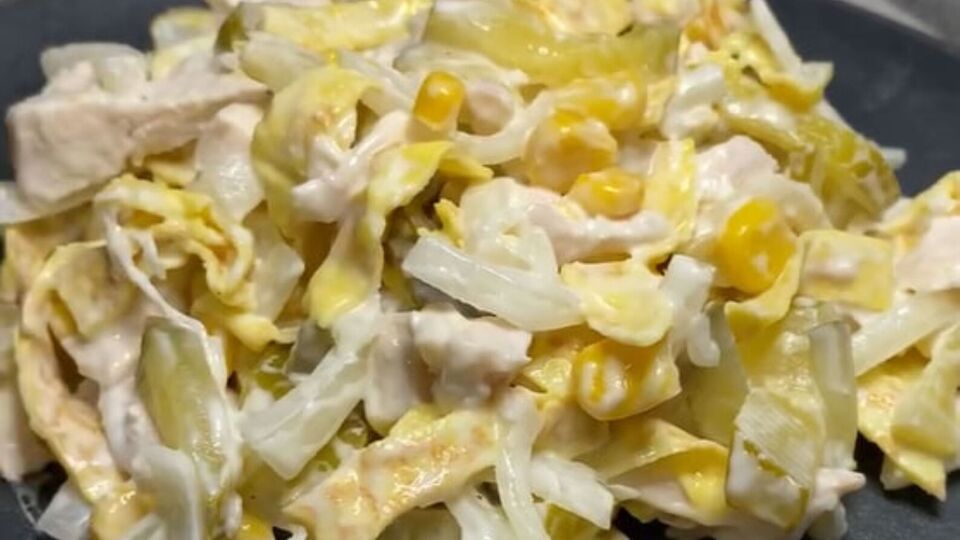 Для салата понадобится маринованный лук