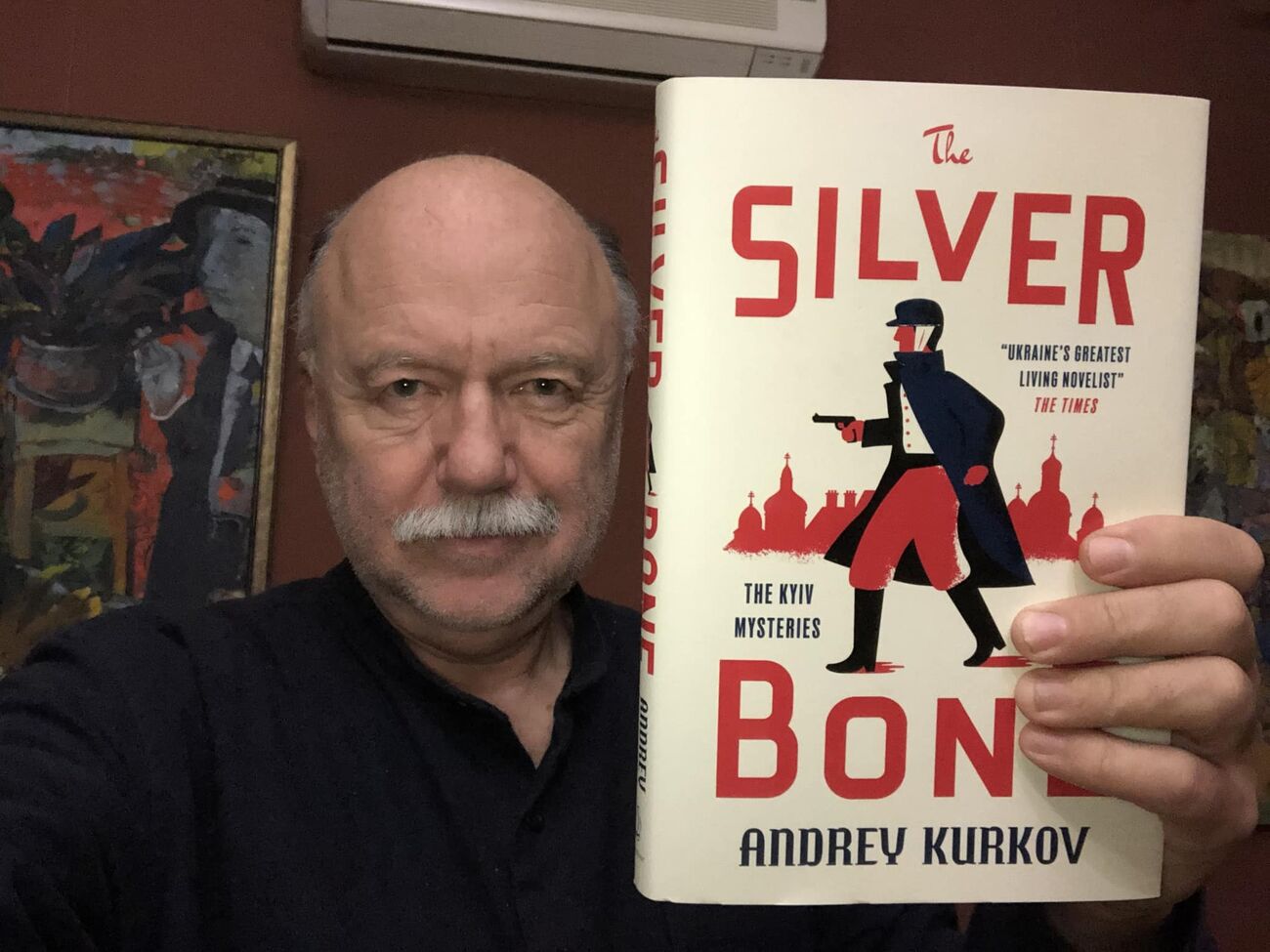 В английском переводе книга получила название The Silver Bone ("Серебряная кость")