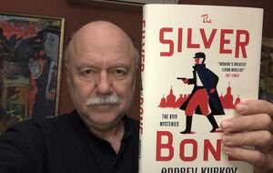 В английском переводе книга получила название The Silver Bone ("Серебряная кость")