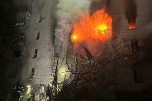 Станом на 4.15 рятувальникам удалося загасити пожежу