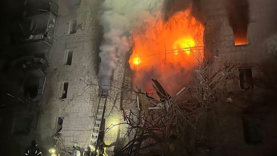 Станом на 4.15 рятувальникам удалося загасити пожежу