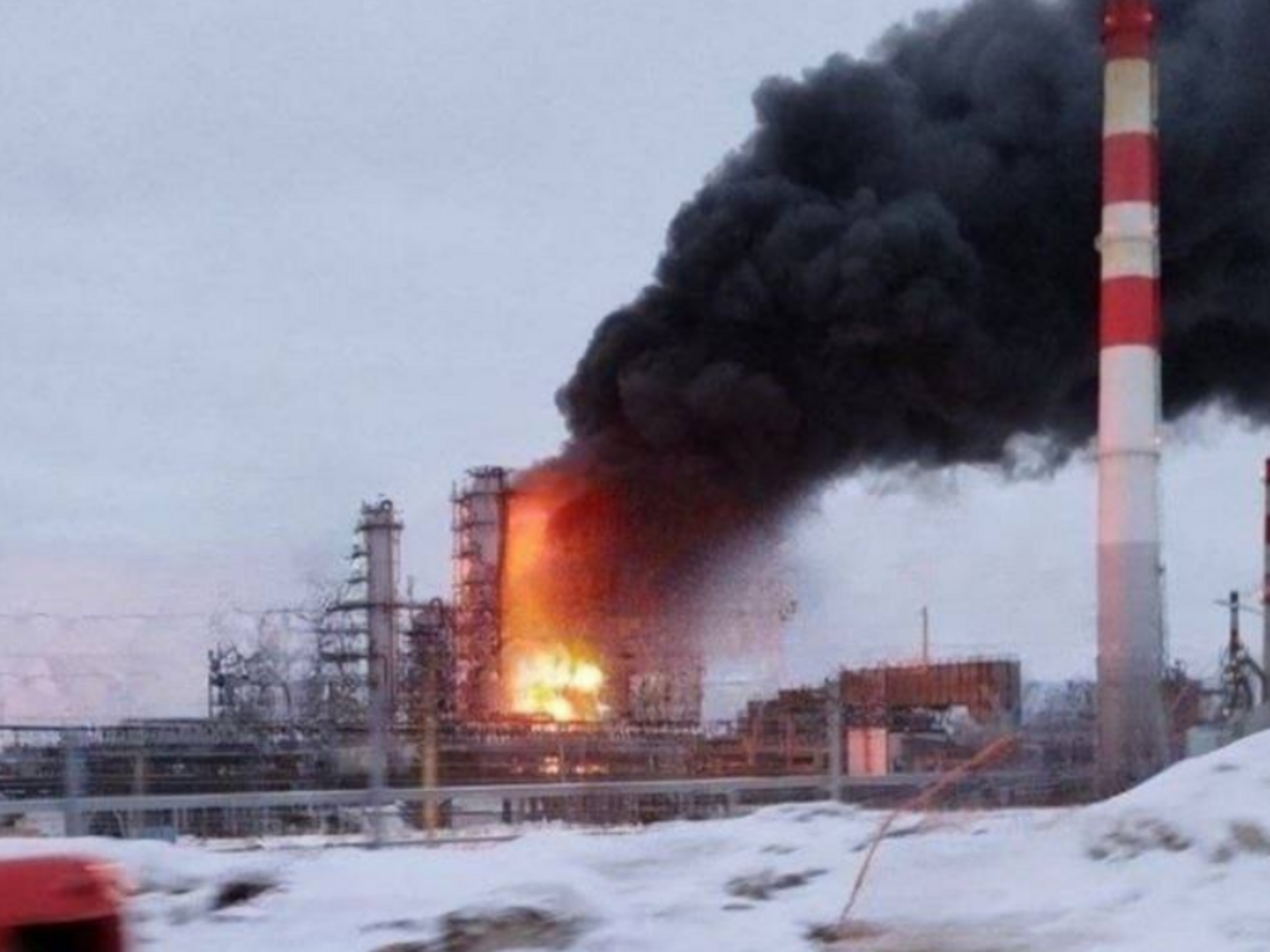 В России ночью загорелись нефтебазы в двух областях