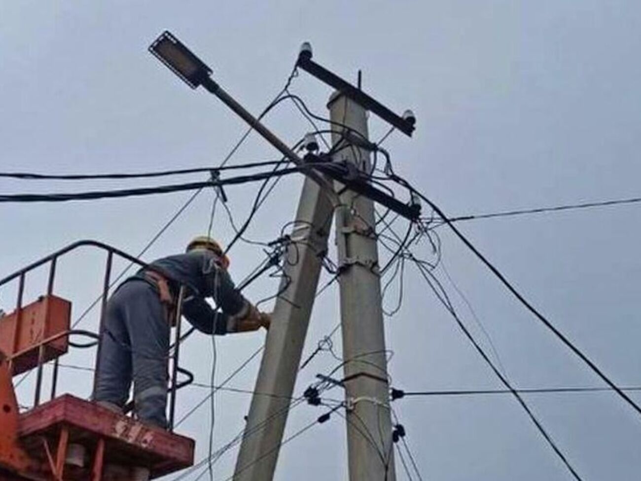 За два місяці 2024 року енергетики ДТЕК повернули світло понад 1,1 млн сімей, які були без електроенергії через ворожі обстріли
