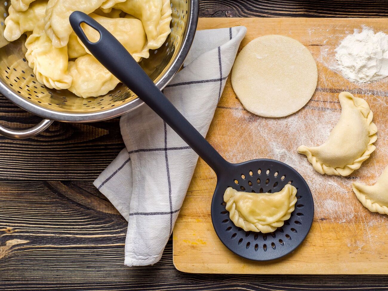Вареники варят в кипящей подсоленной воде 4 минуты