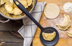 Вареники варят в кипящей подсоленной воде 4 минуты