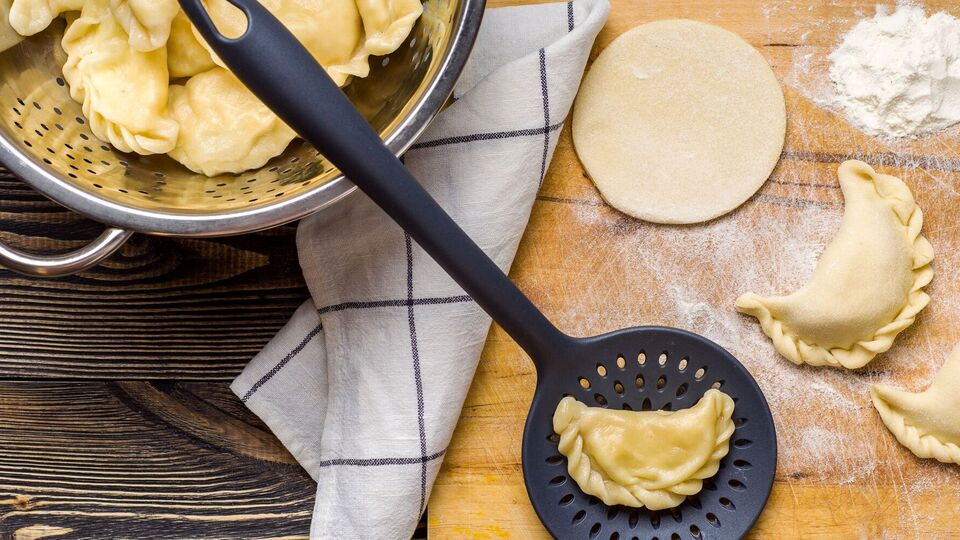 Вареники варять у підсоленому окропі чотири хвилини