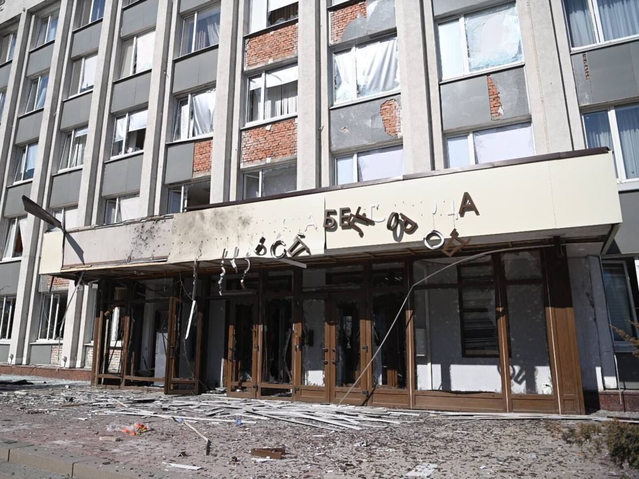 Наслідки прильоту по будівлі адміністрації у Білгороді