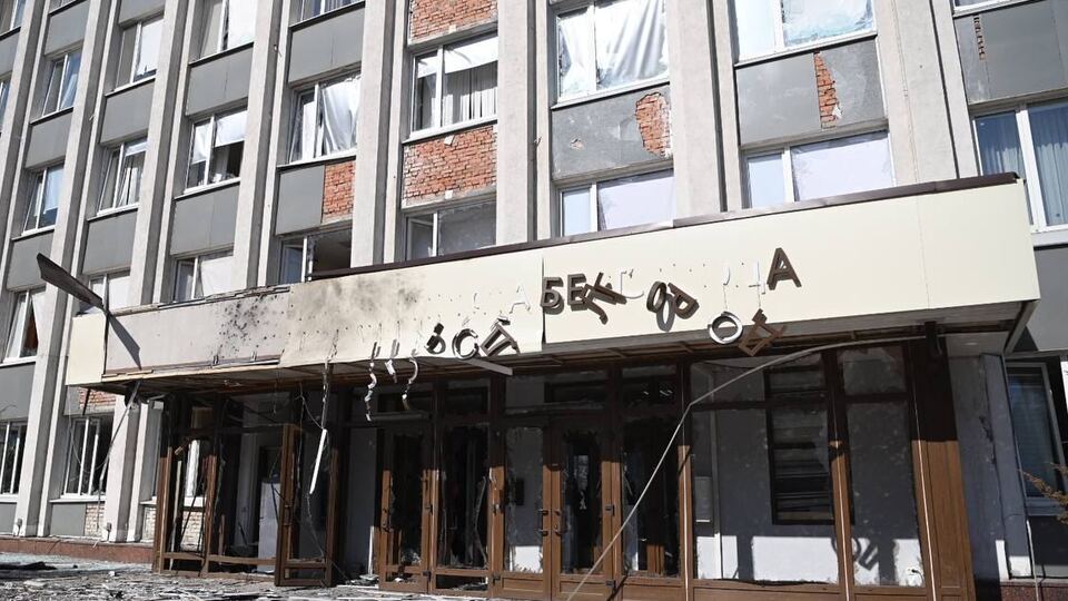 Наслідки прильоту по будівлі адміністрації у Білгороді