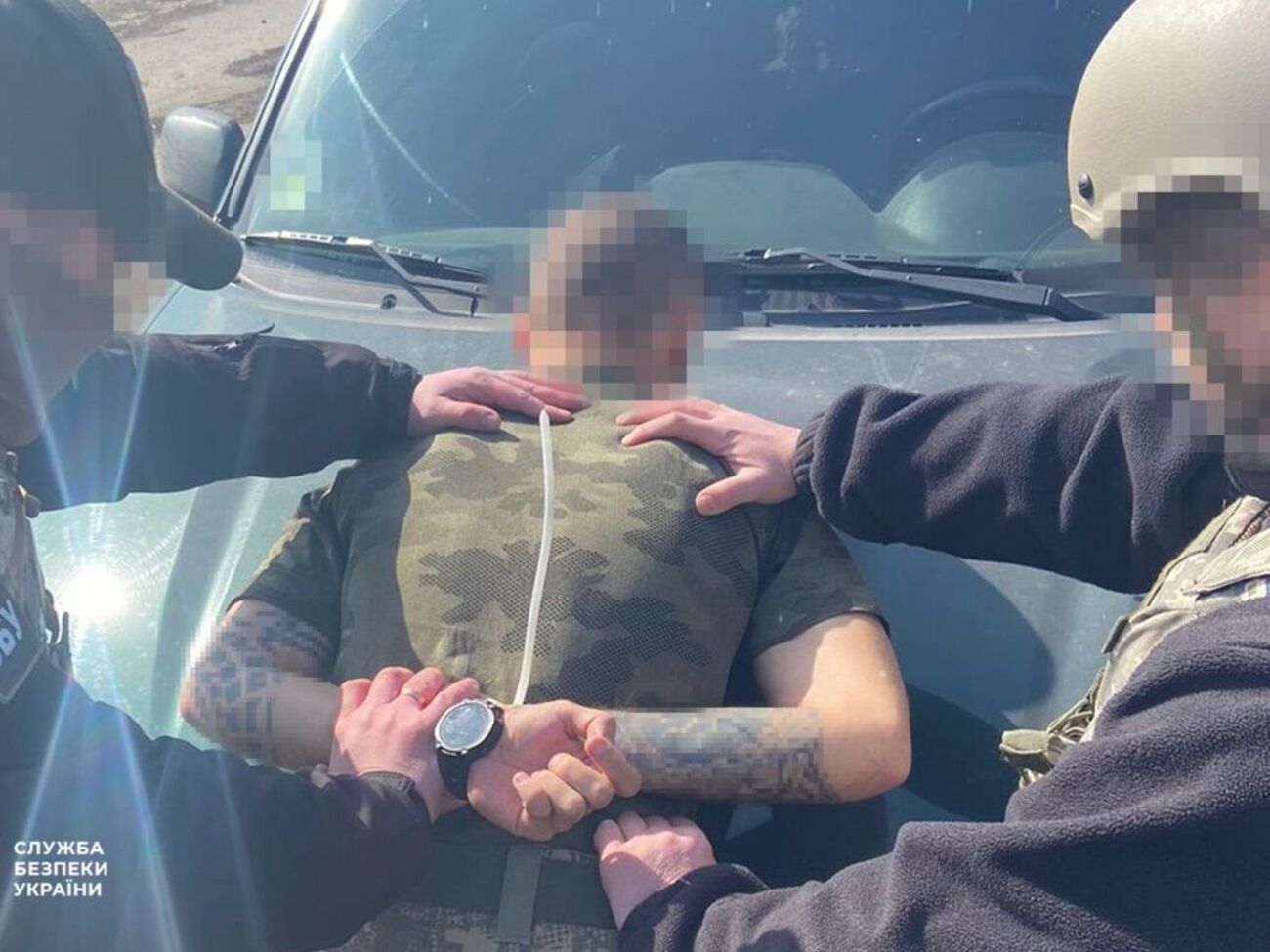 Во время обыска у задержанного был изъят мобильный телефон, который он использовал для общения с оккупантами