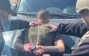 Во время обыска у задержанного был изъят мобильный телефон, который он использовал для общения с оккупантами