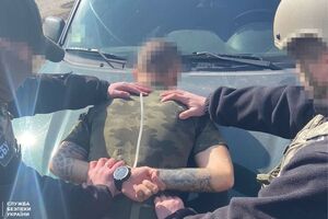 Під час обшуку в затриманого вилучили мобільний телефон, який він використовував для спілкування з окупантами