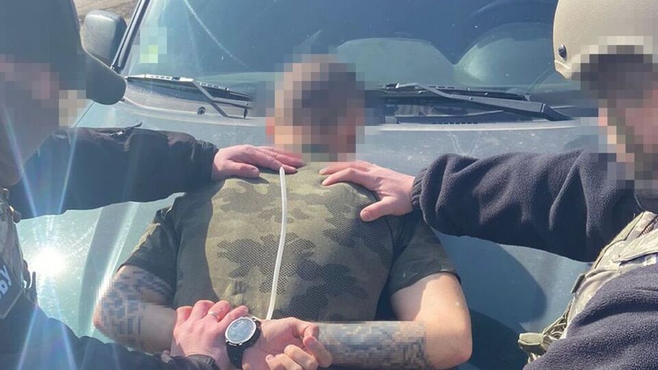 Під час обшуку в затриманого вилучили мобільний телефон, який він використовував для спілкування з окупантами