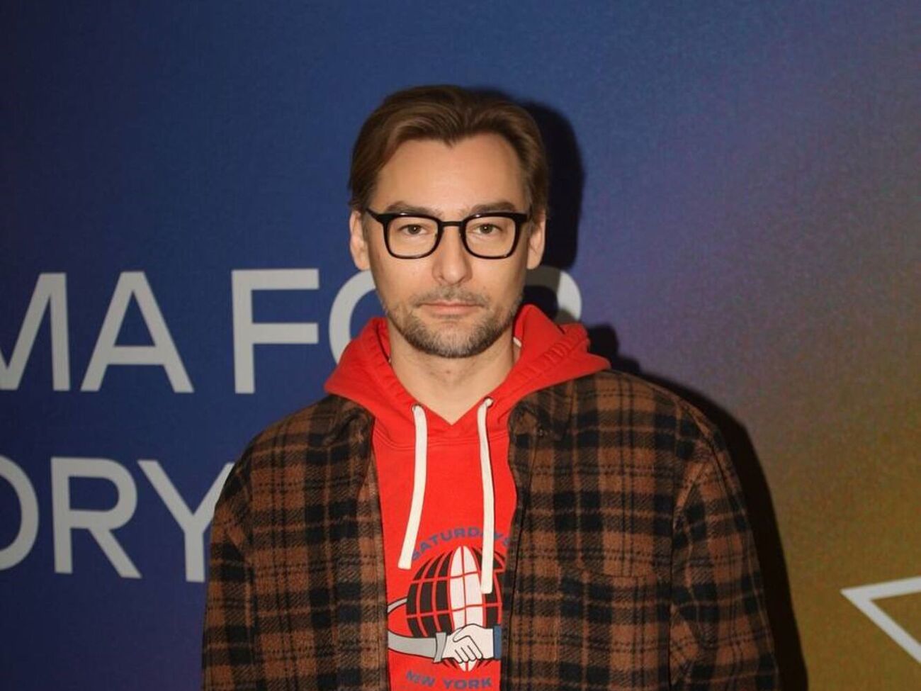 У роботі над фільмом "Довга доба" взяло участь приблизно 12 тис. українців, які поділилися з Бадоєвим кадрами, знятими на телефони