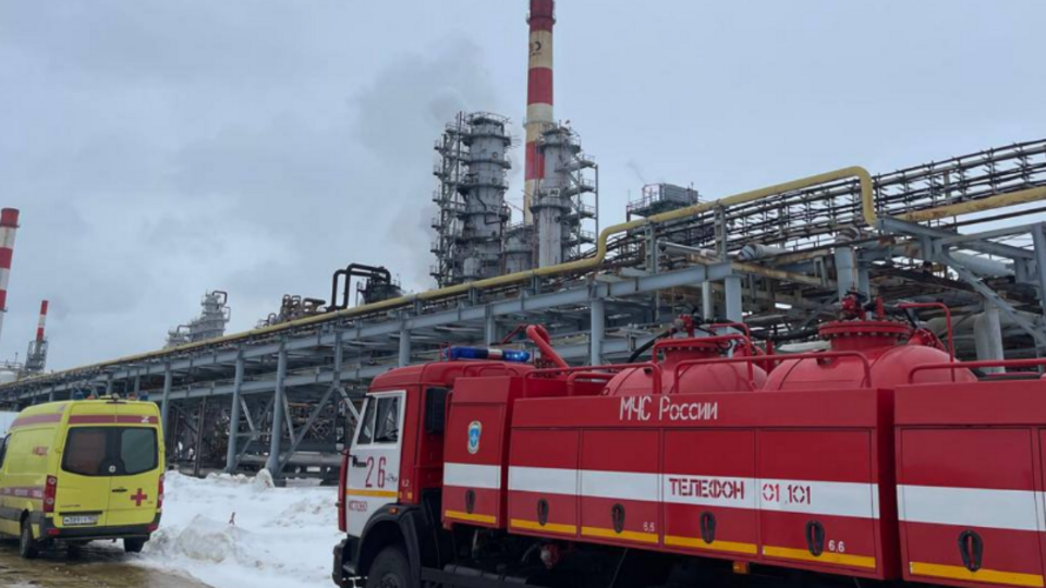 Зупинку НПЗ у Нижньогородській області, за даними українських ЗМІ, спричинила атака, організована ГУР