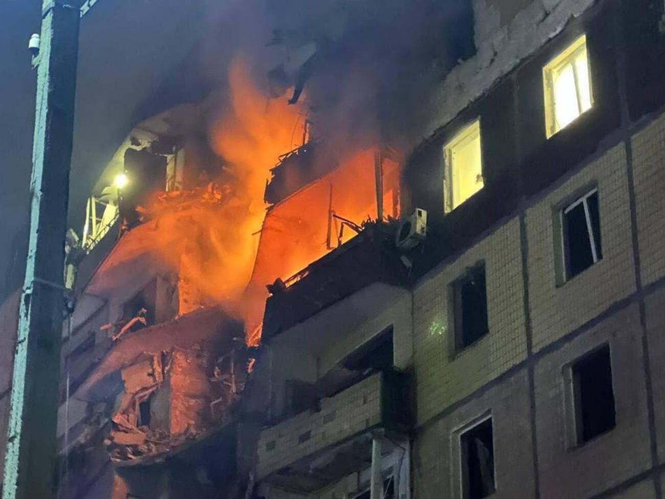В Кривом Роге в результате российского ракетного удара загорелись два дома – пяти- и девятиэтажка, отметил Лысак
