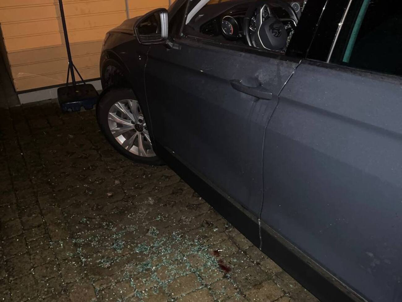 Волкову разбили окно в машине и распылили в глаза слезоточивый газ