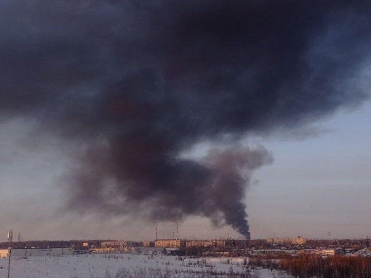 В Рязани загорелся нефтезавод, местные жители слышали несколько взрывов