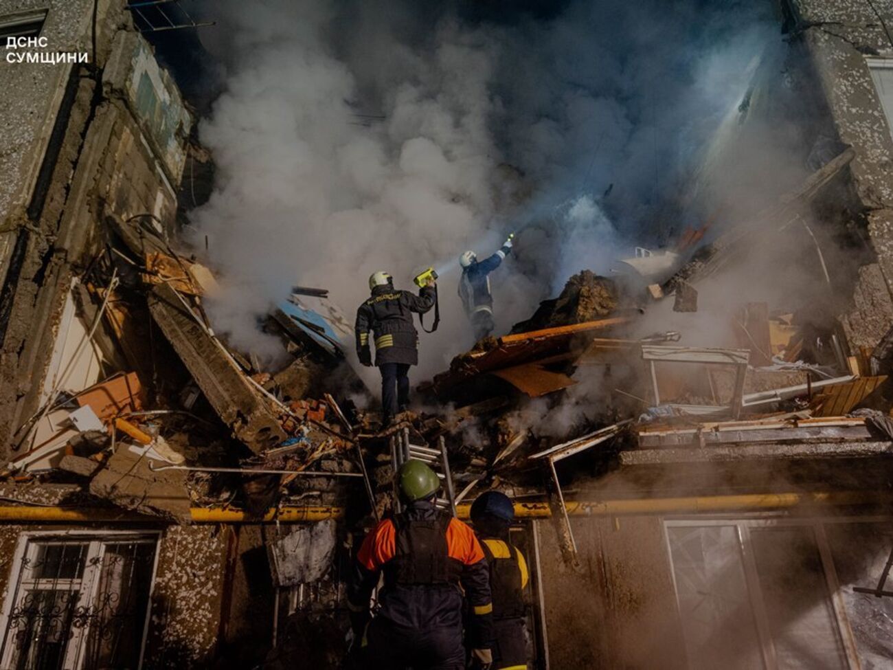Под завалами жилого пятиэтажного дома еще могут находиться люди, отметили в ГСЧС