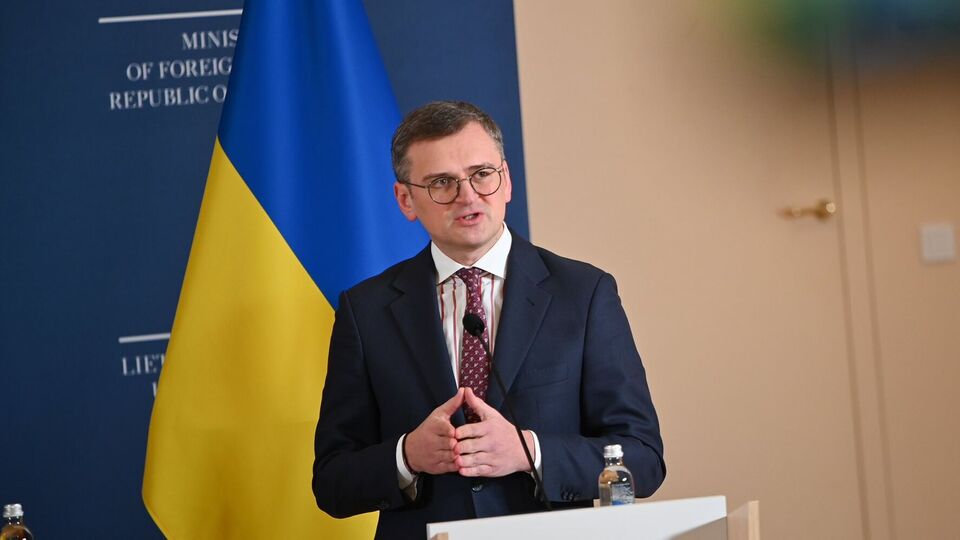 Кулеба отметил, что на встрече с главами МИД Эстонии, Латвии, Литвы и Франции обсуждал похожую на чешскую инициативу по закупке артснарядов