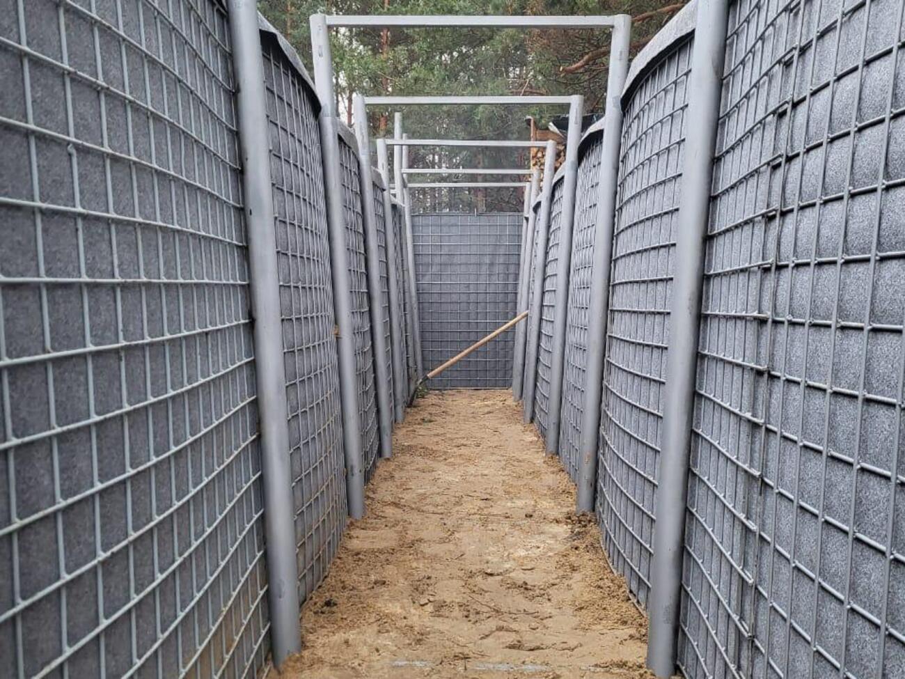 Будівництво невибухових загороджень і взводних опорних пунктів відбувається в координації з військовими, розповіли у Рівненській ОВА