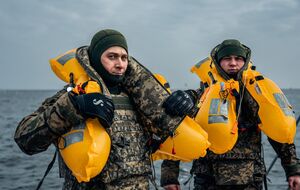 Если бронежилет попадает в воду, то воздушная подушка автоматически надувается и поднимает бойца на поверхность, отметили в ВСУ