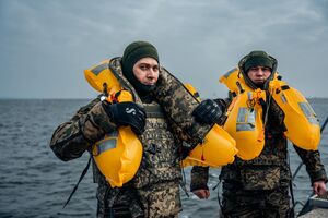 Якщо бронежилет потрапляє у воду, то повітряна подушка автоматично надувається і піднімає бійця на поверхню, зазначили в ЗСУ