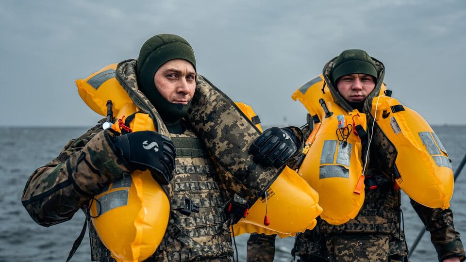 Якщо бронежилет потрапляє у воду, то повітряна подушка автоматично надувається і піднімає бійця на поверхню, зазначили в ЗСУ