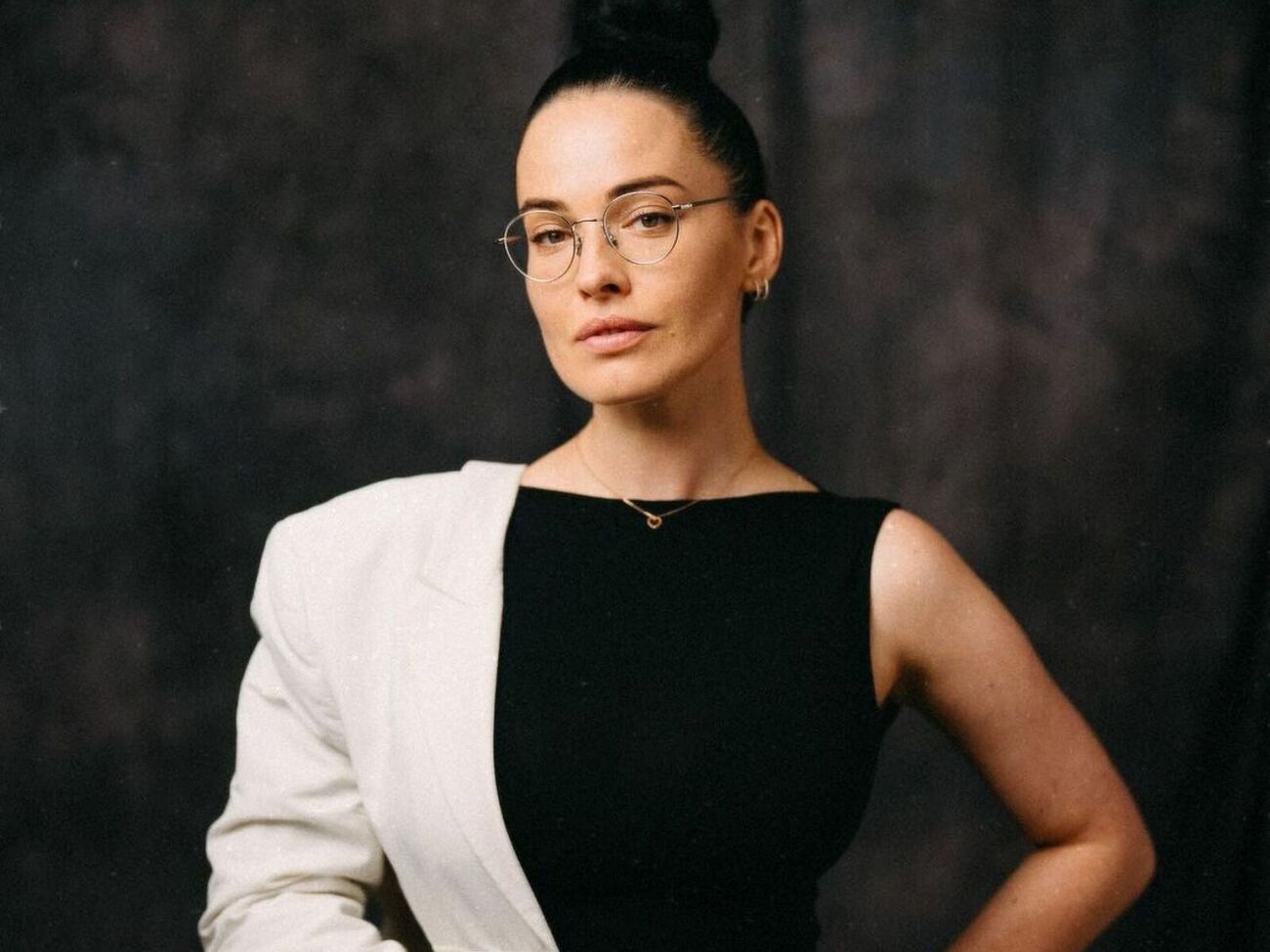 Астафьева: Пожалуйста, не повторяйте моих ошибок – не цепляйте на себя лахи "звезды". Это прямая дорога к терапии, длительному поиску смыслов и недоверию между вами и аудиторией