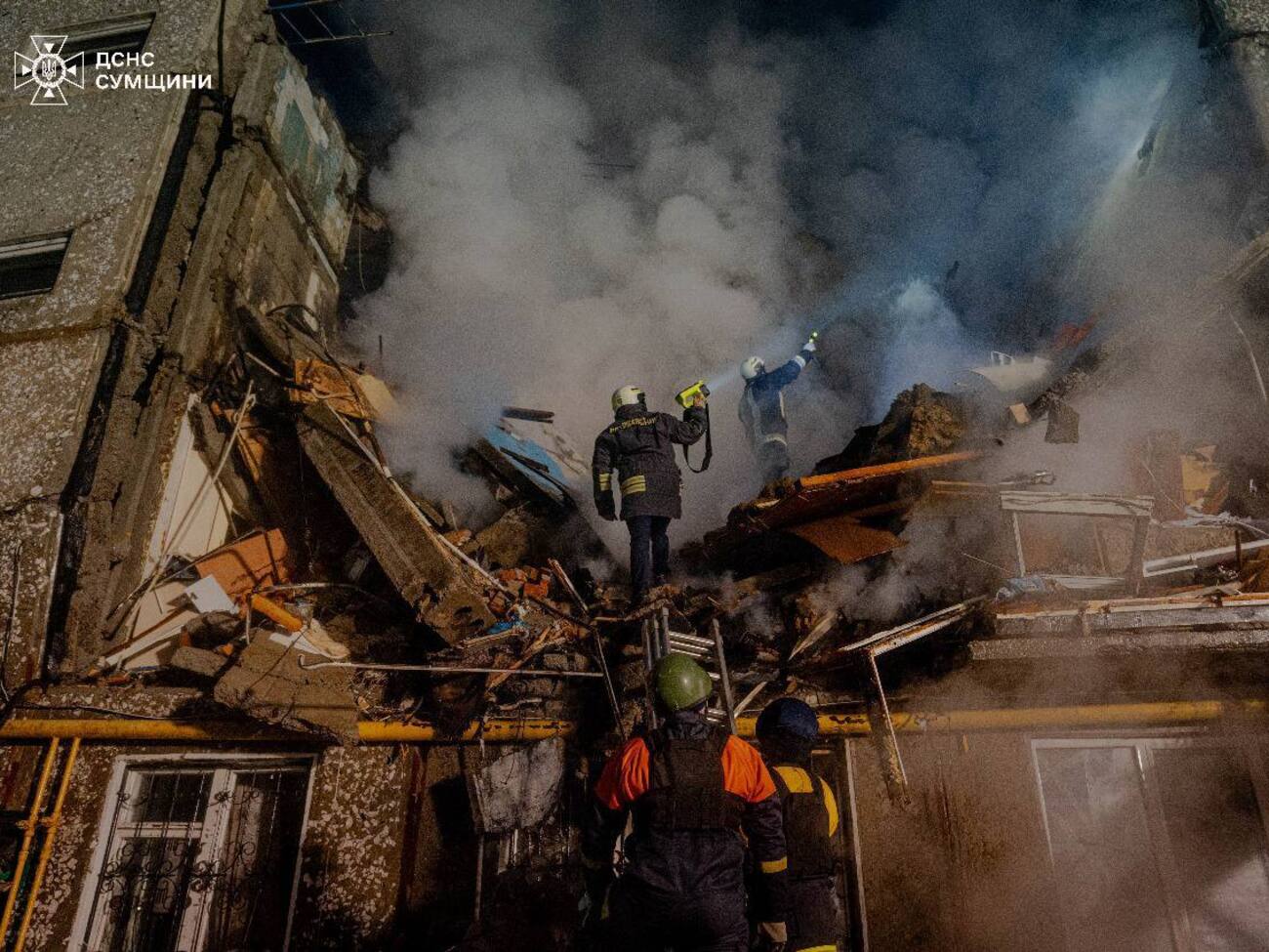 Работники ГСЧС спасли 10 жителей дома