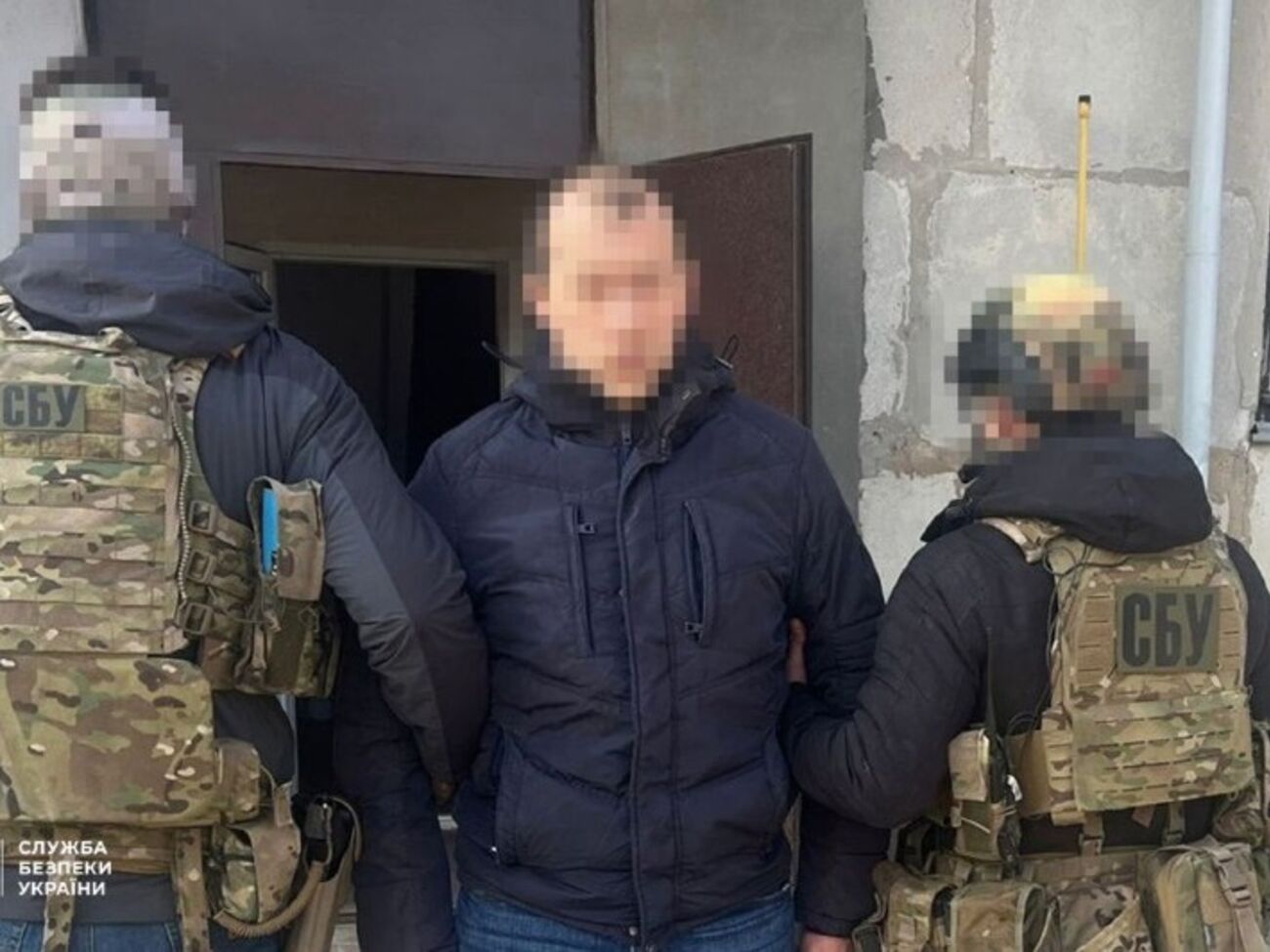 По данным СБУ, при обыске в доме задержанного был обнаружен мобильный телефон и другие вещественные доказательства преступной деятельности