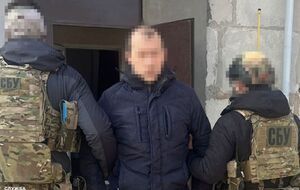 По данным СБУ, при обыске в доме задержанного был обнаружен мобильный телефон и другие вещественные доказательства преступной деятельности