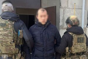 За даними СБУ, під час обшуку в будинку затриманого виявили мобільний телефон та інші речові докази злочинної діяльності