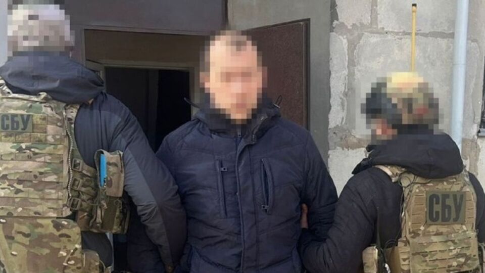 По данным СБУ, при обыске в доме задержанного был обнаружен мобильный телефон и другие вещественные доказательства преступной деятельности